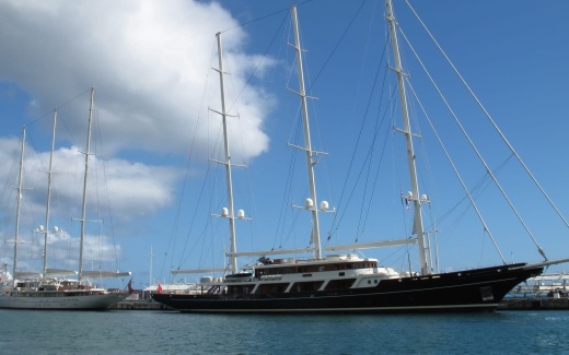 SCHOONERS ON PARALLEL TRACKS FOR THEIR HUISFITS